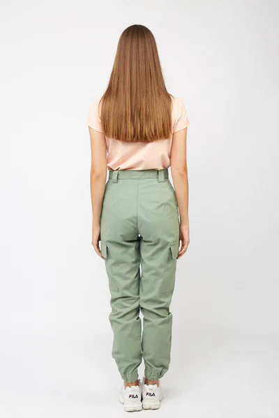 Yeşil pantolonlu ve tişörtlü bir kız. — Stok fotoğraf