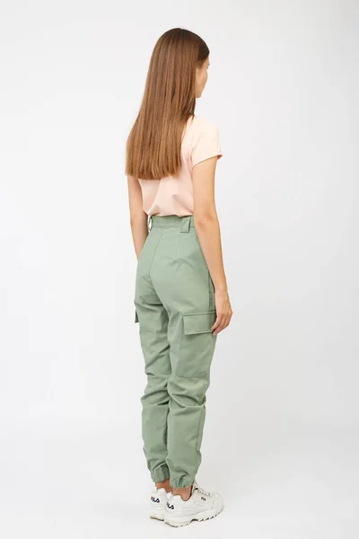 Dívka v zelených nákladních kalhotách a tričku — Stock fotografie
