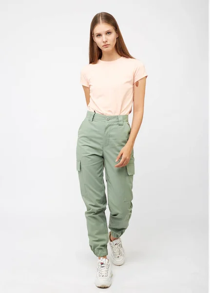 Meisje in groene cargo broek en een t-shirt — Stockfoto