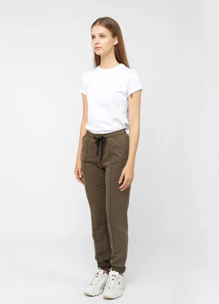Flicka i khaki sweatpants och en t-shirt — Stockfoto