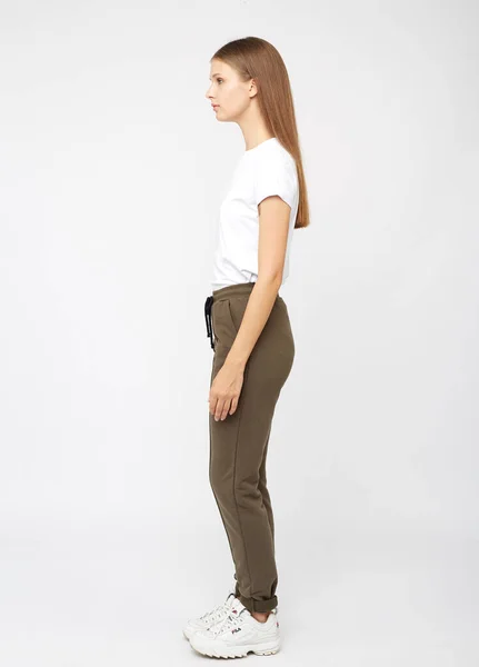 Flicka i khaki sweatpants och en t-shirt — Stockfoto