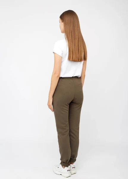 Chica en pantalones de chándal de color caqui y una camiseta —  Fotos de Stock