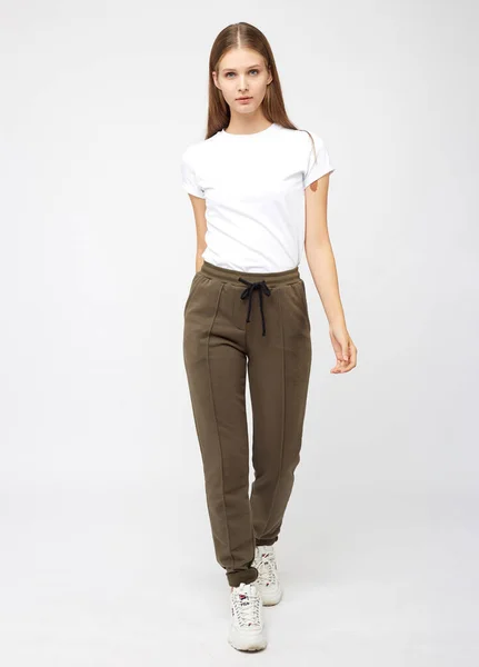 Flicka i khaki sweatpants och en t-shirt — Stockfoto