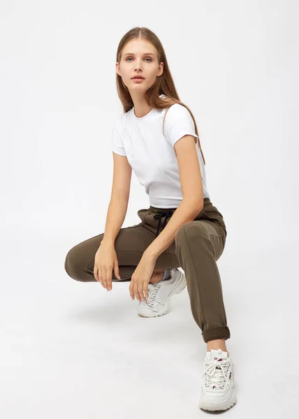 Menina em calças de camisola caqui e uma t-shirt — Fotografia de Stock