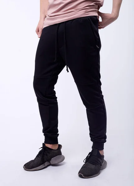 Man i jeans, jeans byxor närbild på vit bakgrund, svarta jeans. — Stockfoto