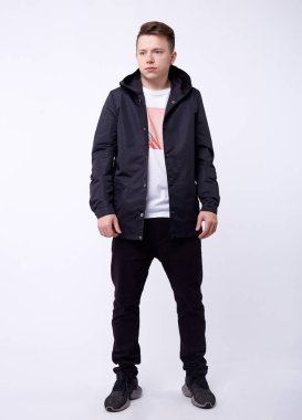 genç yakışıklı duran mavi bir ceket giyen adam. Beyaz arka plan.