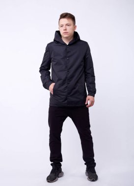 genç yakışıklı duran mavi bir ceket giyen adam. Beyaz arka plan.