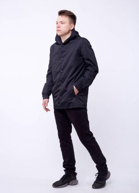 genç yakışıklı duran mavi bir ceket giyen adam. Beyaz arka plan.