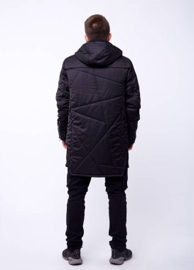 Stüdyoda siyah ceketli, beyaz tenli bir adam ayağa kalktı..