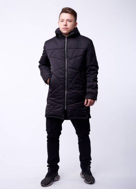 Stüdyoda siyah ceketli, beyaz tenli bir adam ayağa kalktı..