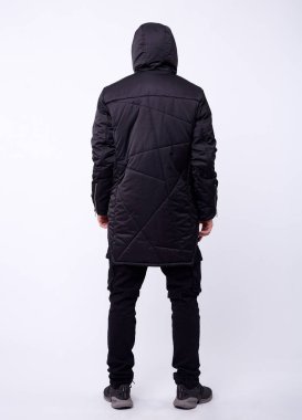 Stüdyoda siyah ceketli, beyaz tenli bir adam ayağa kalktı..