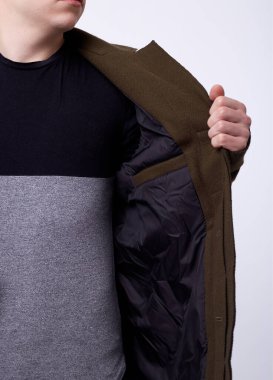 Kışlık giysili, atkısı olan genç yakışıklı adam.