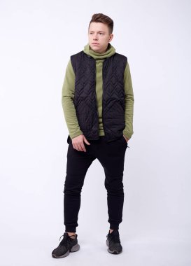 Beyaz arka planda spor yelekli bir adam..