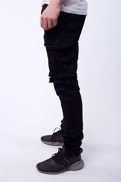 Homem de jeans, calças jeans close up no fundo branco, jeans preto . — Fotografia de Stock
