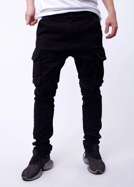 Mann in Jeans, Jeanshose in Nahaufnahme auf weißem Hintergrund, schwarze Jeans. — Stockfoto
