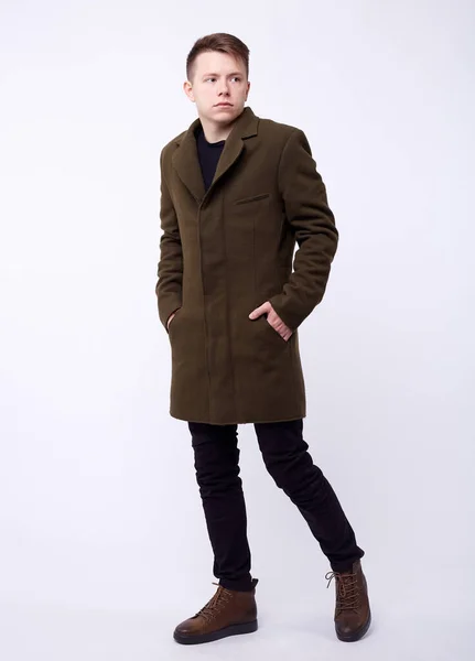 Jovem homem bonito em roupas de inverno com um lenço — Fotografia de Stock
