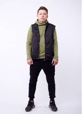 Beyaz arka planda spor yelekli bir adam..