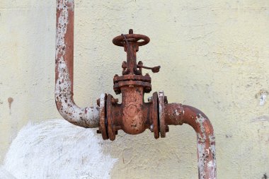 Arka plandaki gaz borusunda valf var..