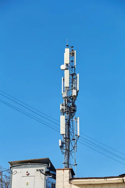 通信GSM 5G 、 4G 、 3G拖头顶部的技术建筑物屋顶上的蜂窝电话天线。电信桅杆电视天线。接收和发送站 — 图库照片