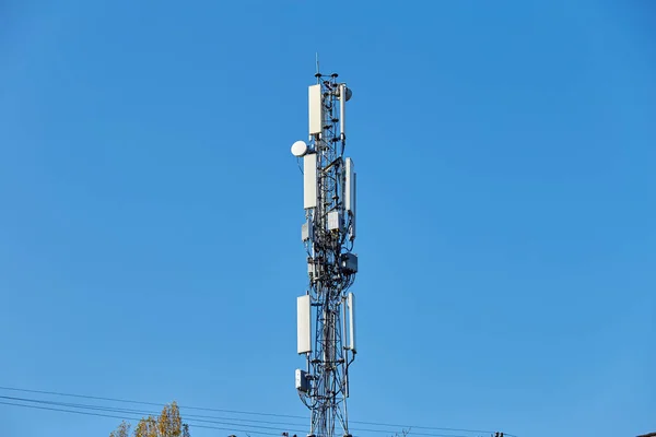 Tecnologia no topo da torre de telecomunicações GSM 5G, 4G, 3G.Antenas de telefone celular em um telhado de prédio.Antenas de televisão de mastro de telecomunicação.Estações de recepção e transmissão — Fotografia de Stock