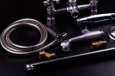 Siyah arka planda tesisat araçları. Hijyenik mühendislik