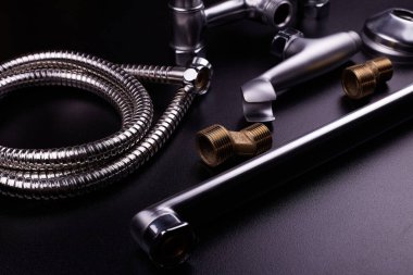 Siyah arka planda tesisat araçları. Hijyenik mühendislik