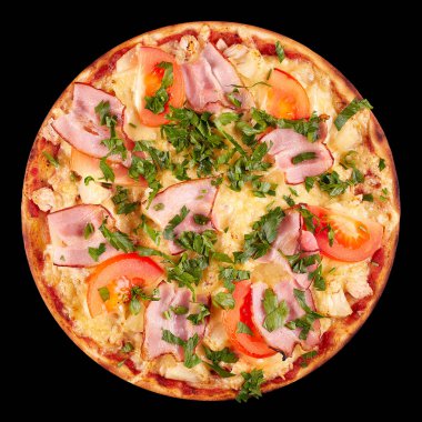 Üst manzara siyah arka planda lezzetli İtalyan pizzası