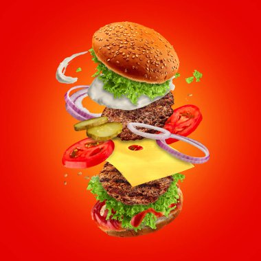 Kırmızı zemin üzerinde uçan malzemeler olan hamburger.