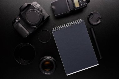 Fotoğrafçı, tasarımcı masası koyu renkli model..