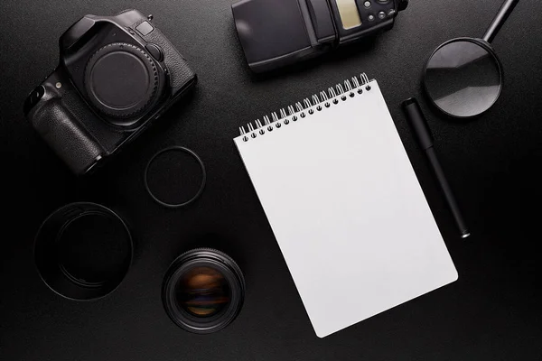 Fotograf Designer Skrivbord Mörk Mockup — Stockfoto