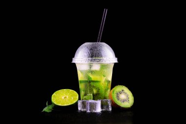 Siyah arka planda naneli, limonlu ve kivili limonata, izole edilmiş.
