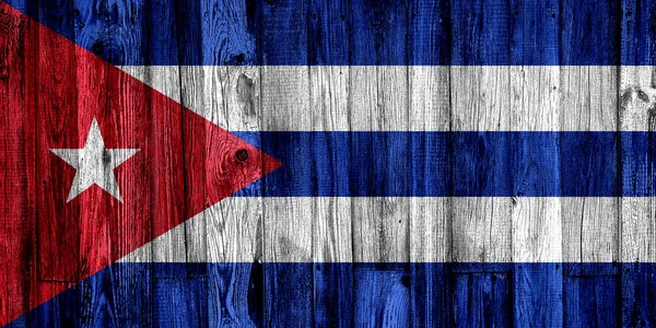 Kubanische Flagge mit abblätternder Farbe auf eine alte Holztür gemalt — Stockfoto