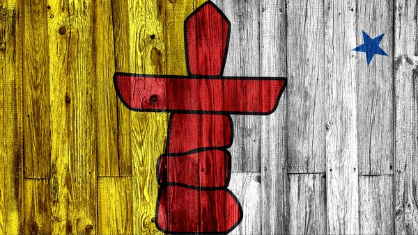 涂在木制背景上的努纳武特旗 — 图库照片