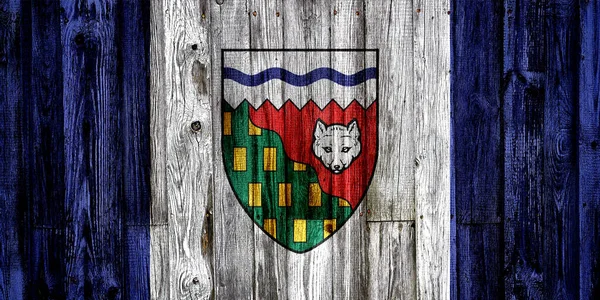 木製の背景に描かれたノースウエスト準州の旗 クローズアップ — ストック写真