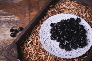 Ahşap bir arka planda Blackberry