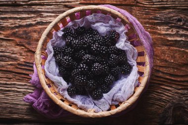 Ahşap bir arka planda Blackberry
