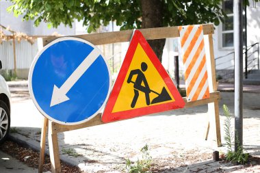 Yeniden inşa edilen bir sokakta yol işaretleri