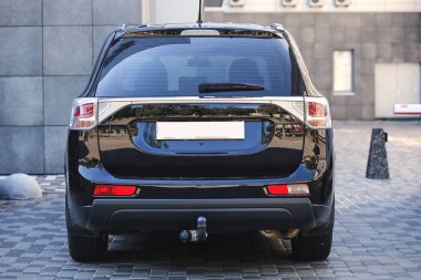 Yazın güneşli bir günde, arka pencereye park etmiş bir araba. Çıkartma veya çıkartma için modelleme