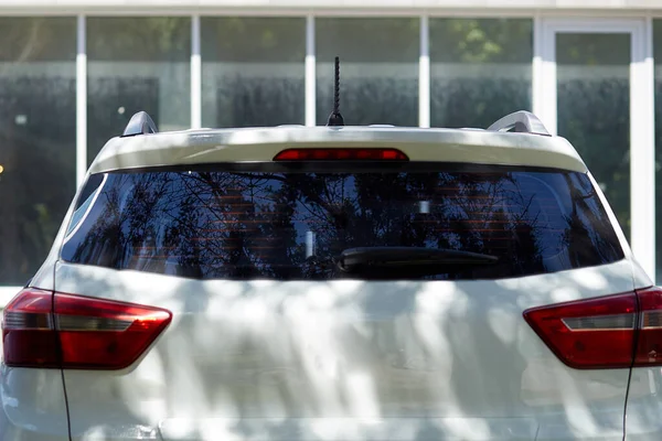 Janela Traseira Carro Branco Estacionado Rua Verão Dia Ensolarado Vista — Fotografia de Stock