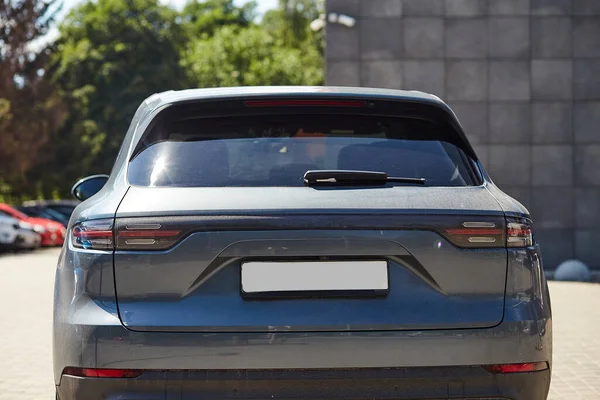 Janela Traseira Carro Estacionado Rua Verão Dia Ensolarado Vista Traseira — Fotografia de Stock