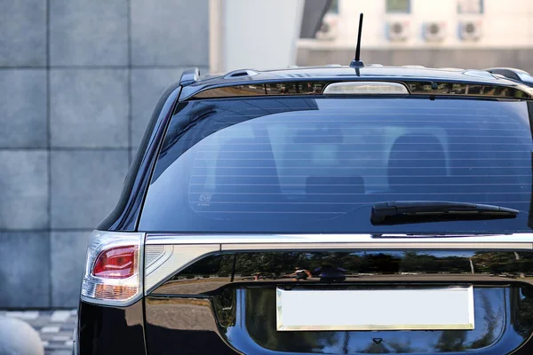 Janela Traseira Carro Estacionado Rua Verão Dia Ensolarado Vista Traseira — Fotografia de Stock