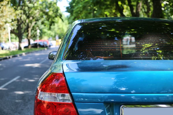 Janela Traseira Carro Azul Estacionado Rua Verão Dia Ensolarado Vista — Fotografia de Stock