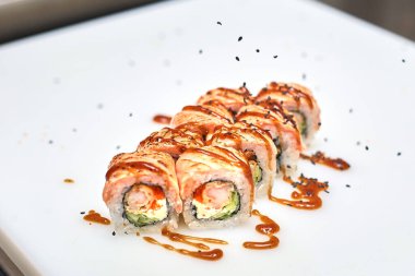 Füzyon sushi ayarlandı - beyaz arkaplanda izole edilmiş