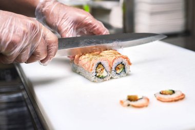 Beyaz arkaplanda suşi yapma süreci