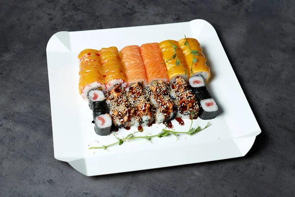箱の中の寿司の異なる種類 黒を基調とした寿司セット — ストック写真