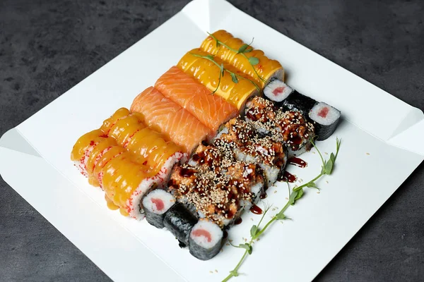 Diferentes Tipos Sushi Caixas Conjuntos Sushi Para Fundo Preto — Fotografia de Stock