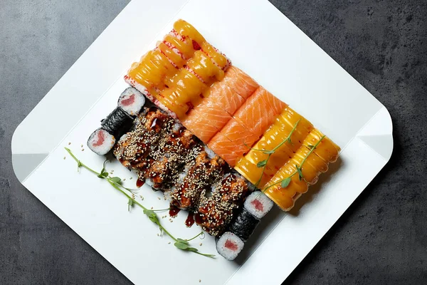 箱の中の寿司の異なる種類 黒を基調とした寿司セット — ストック写真