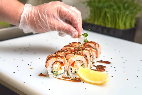 Proces Tvorby Sushi Bílém Pozadí — Stock fotografie