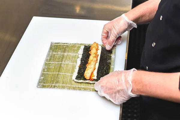 白を基調とした寿司作りの工程 — ストック写真
