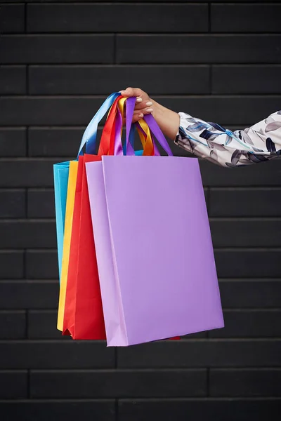 Kara Cuma Elinde Kağıt Torbalar Tutan Bir Kadın Alışveriş Merkezi — Stok fotoğraf